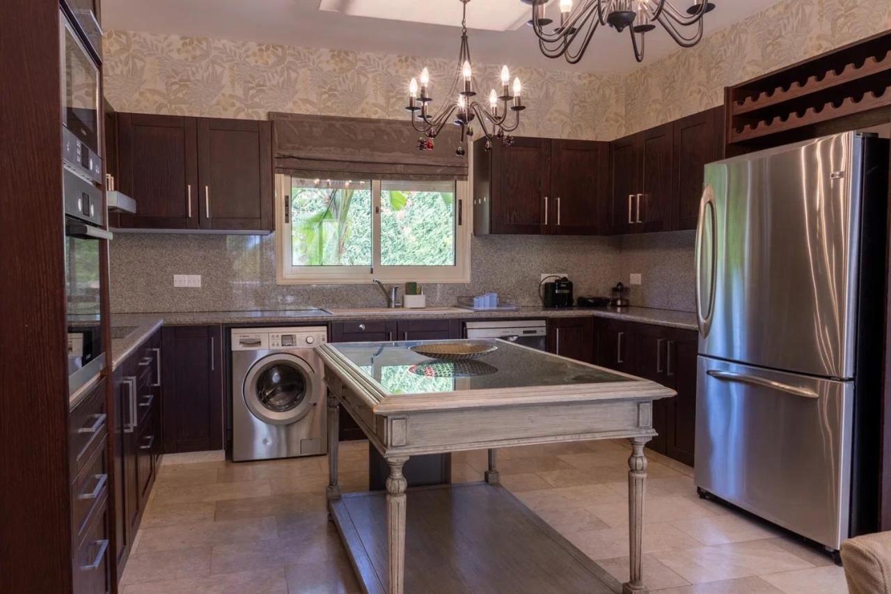 Seaview 6 Bedroom Villa & Private Pool リマソール エクステリア 写真